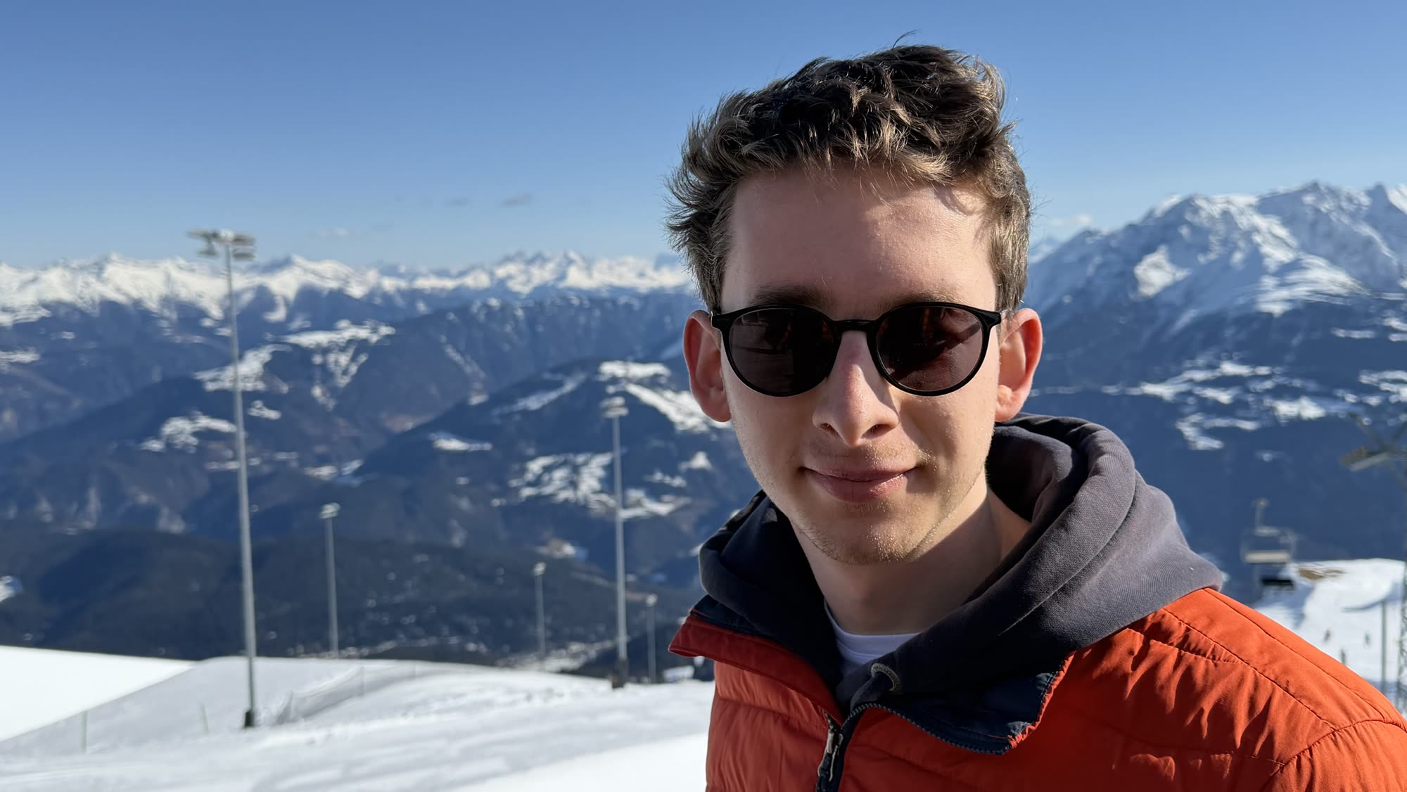 Linus Fritz vor den verschneiten Schweizer Alpen